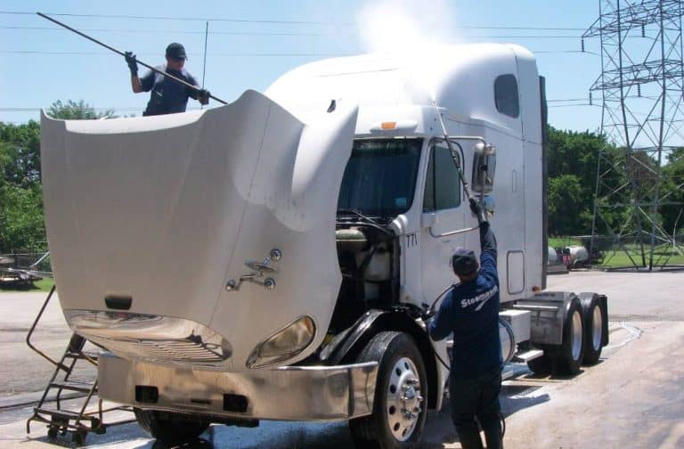 Mobile fleet washing of trailer truck